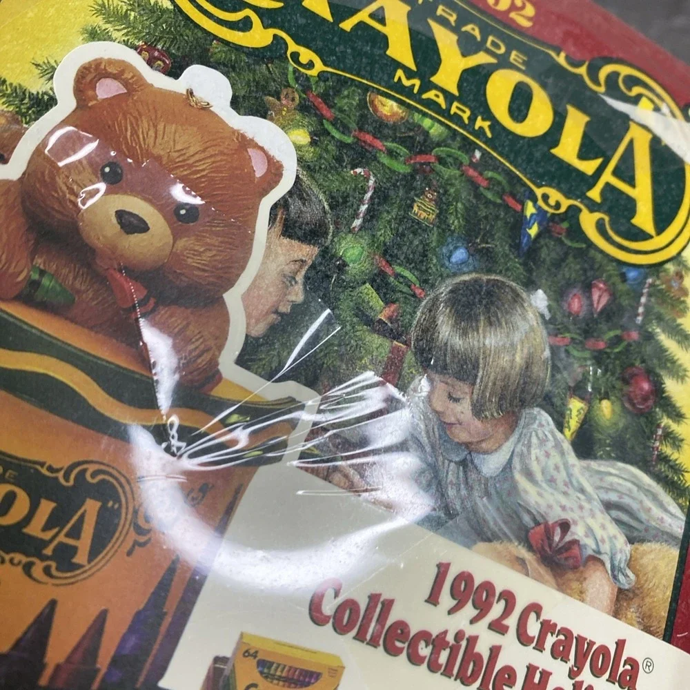 Crayola Holiday Tin 1992 Unisex OS Red NEW 1st‎ Edition 64 Crayons Bear Ornament